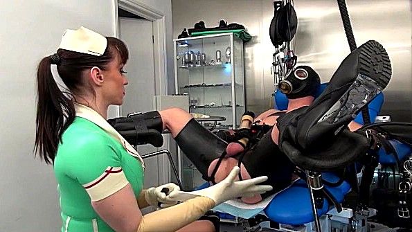 Медсестра грубо обращается с хуем пациента в латексе