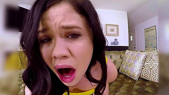 Девица рада мастурбировать и хочет кончить бурно