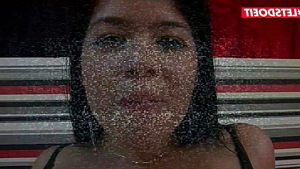 Мулатка обожает крутить попкой и ебаться в зад