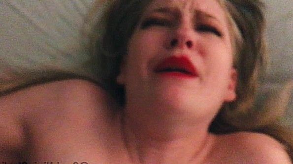 Мать лежит на спине и стонет от спаривания с сыном