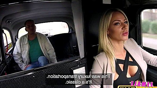 Красивая женщина таксист справляется с членом чувака