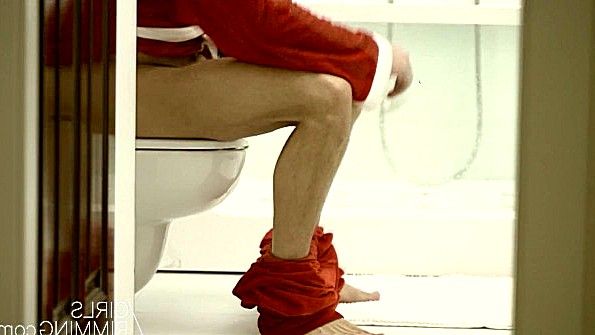 Вылизала анус деду морозу и стала с ним ебаться