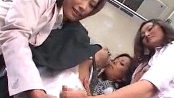 Японки публично дрочат мужику в транспорте