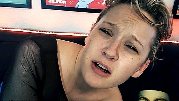 Брат трахает плаксивую сестру и заставляет кончать