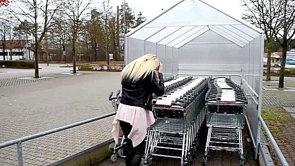 Немецкая баба быстро трахается прямо в подъезде