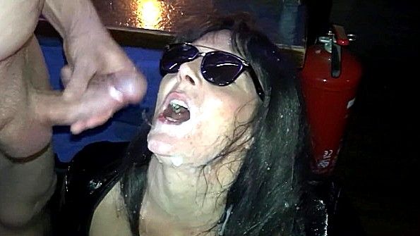 Развратная жена трахается с мужиками в баре