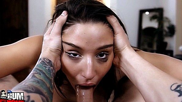 Молодая сучка неистово сосет хуй ради семени