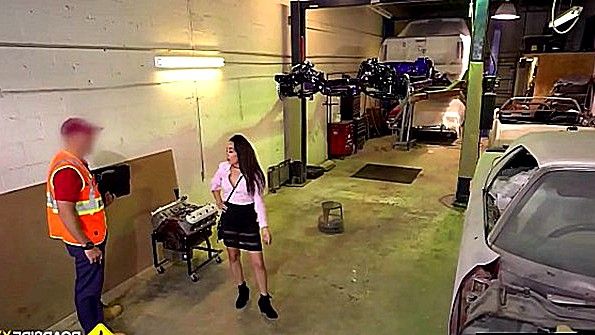 Сломалась машина и вынуждена ебаться с механиком