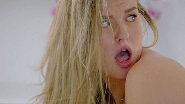 Шлюшка в чулках удивительно ублажает мужика