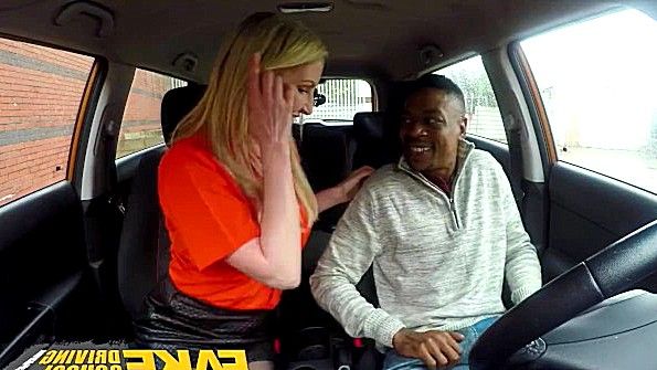 Блондинка заставила негра поебаться в машине
