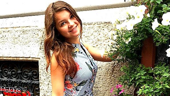 Переоделась в развратный наряд и стала ебаться в зад