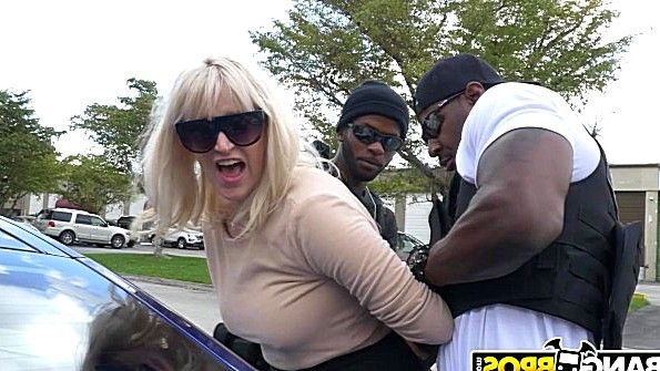 Чернокожие полицейские грубо трахают преступницу