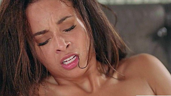 Раскованная баба затащила мужика в постель для ебли