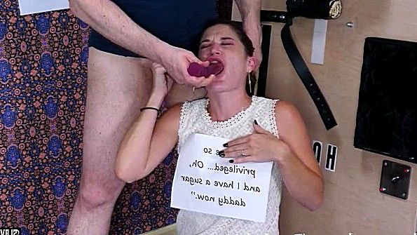 Униженную девку садят на колени и заставляют сосать