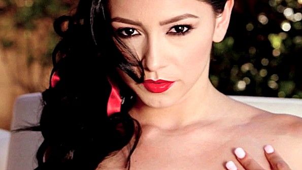 Роскошная студентка пикантно показывает пизду