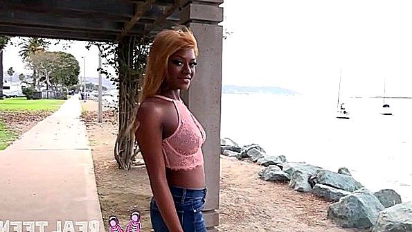 Чернокожая девица страстно трахается с чуваком