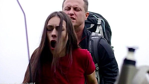 Помог девице с ремонтом машины и взял оплату натурой