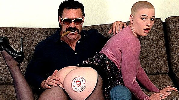 Похотливая баба в чулках поебется до изнеможения