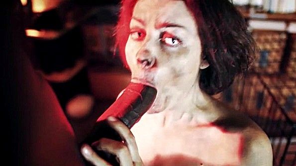 Выпустил грязную рабыню из клетки и заставил сосать