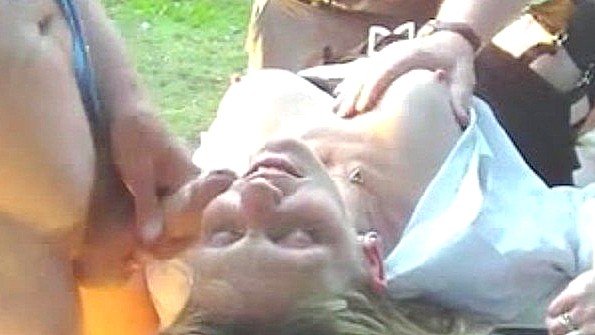 Мужики ебут бабенку на природе и капоте машины