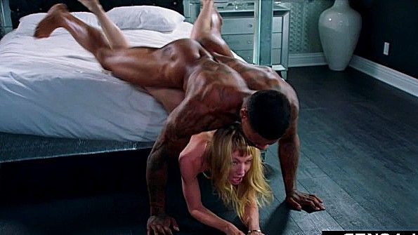 Девица готова агрессивно ебаться с негром