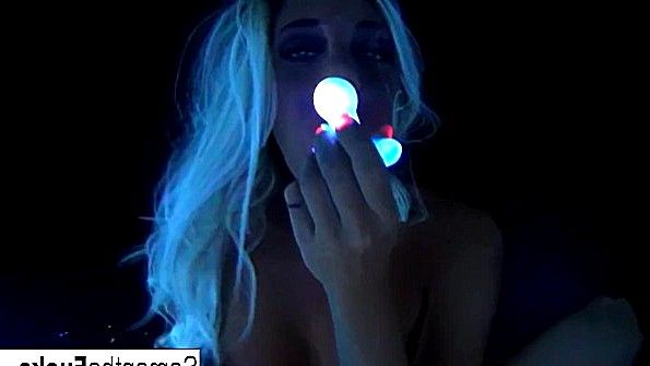 Раскрасила тело краской и мастурбирует в темноте