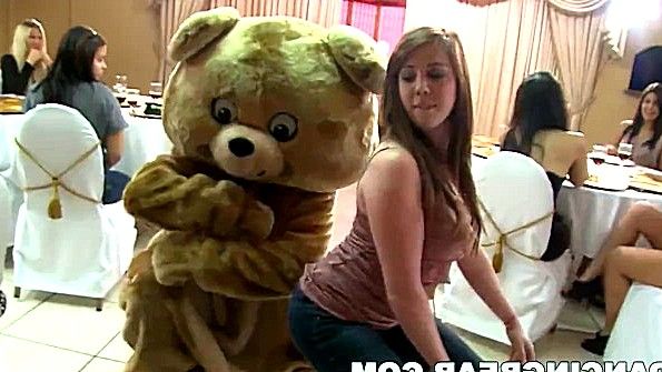 Возбужденные бабы отсасывают жадно у стриптизеров