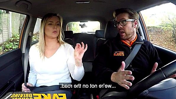 Мужик рад оттрахать девицу в учебном автомобиле