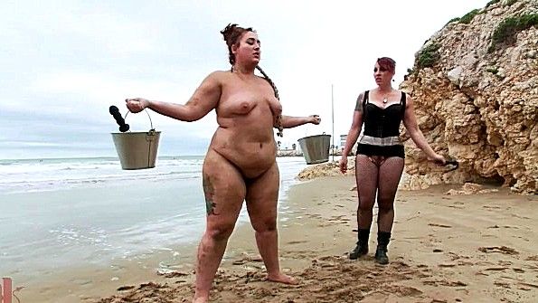 Толстая рабыня привыкла к публичному унижению