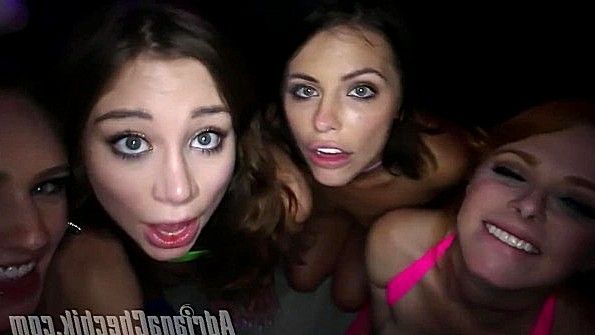 Сразу три красотки балуются с хуем чувака активно