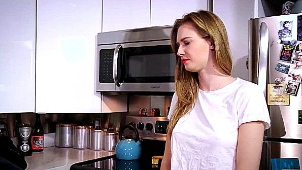 Не удержалась и нассала на пол перед ремонтником