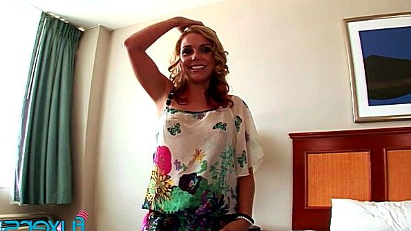 Показала свою пизду и занялась активной дрочкой хуя