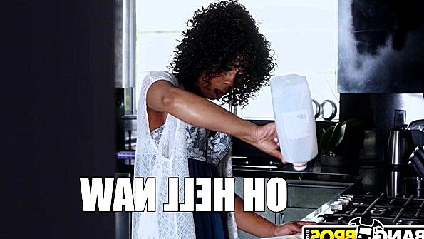 Прервал приготовление еды негритянкой и смачно выебал