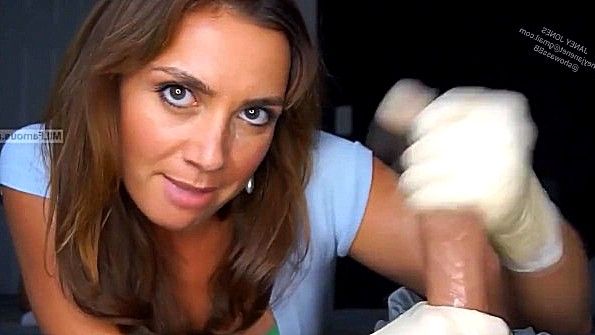 Надела латексные перчатки и подрочила хуй мужа