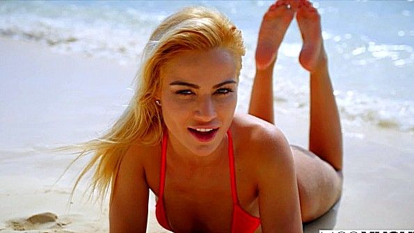 Восхитительная блондинка склоняется к анальному разврату