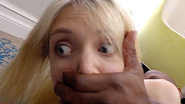 Негр рад затрахать смелую блондинку в классный зад