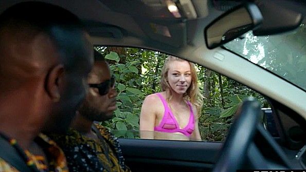 Два негра заставили девку заняться экстремальным трахом