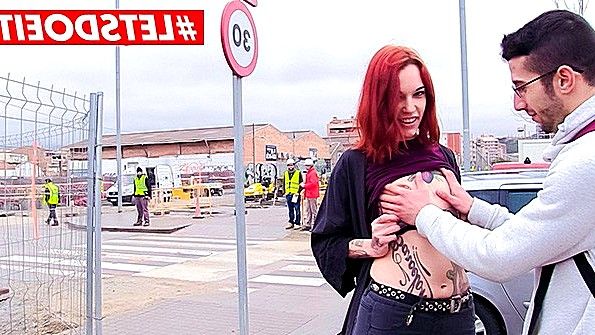 Рыжая развратница дерзко трахается с мужиком