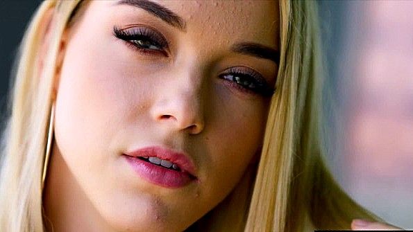 Блондинка активно трахается в попку и ловит кайф