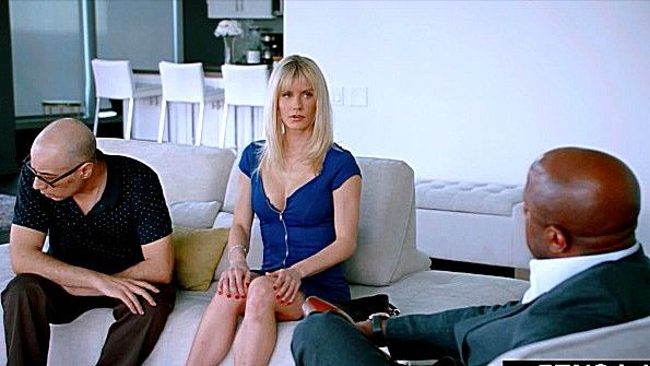 Муж разрешил своей жене поебаться с чернокожим парнем