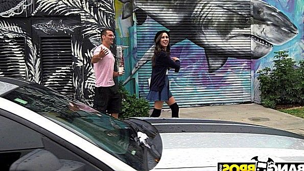 Усадил пошлую сучку в машину и оттрахал бурно