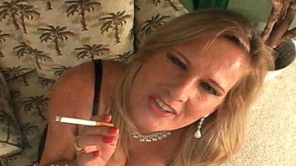 Бабенка курит и соглашается пошалить с членом