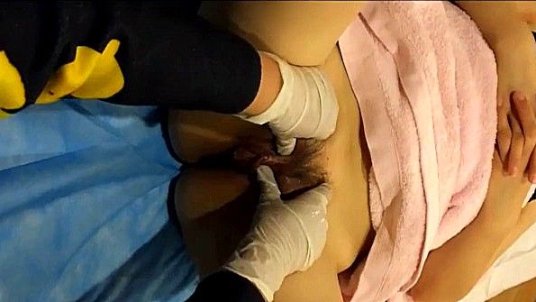 Массаж пальцами пизды азиатки закончился кайфом