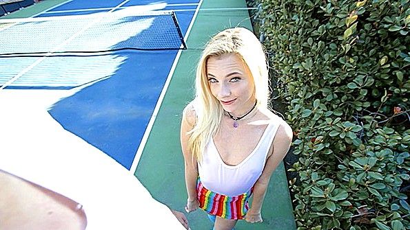 Молодая барышня поебется с чуваком на диване