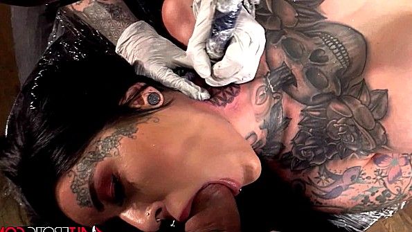 Делает татуировку и страстно отсасывает хуй мастера