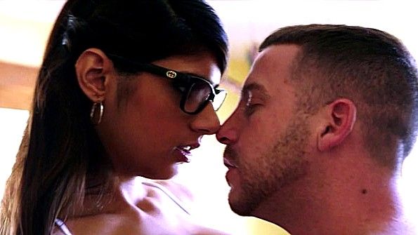 Арабская девица оседлала хуй и стала трахаться