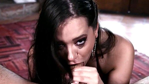 Девица готова долго отсасывать предложенный хуй