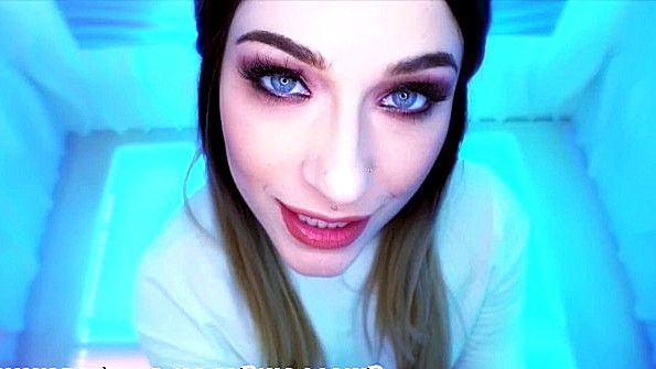 Шлюха в прозрачных трусах делает крутой минет