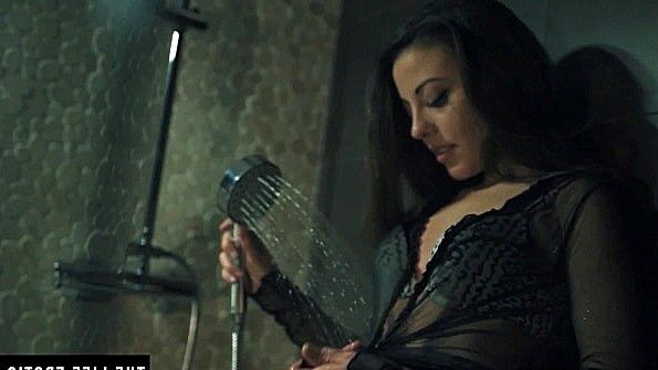 Льет воду из душа на пизду и получает наслаждение