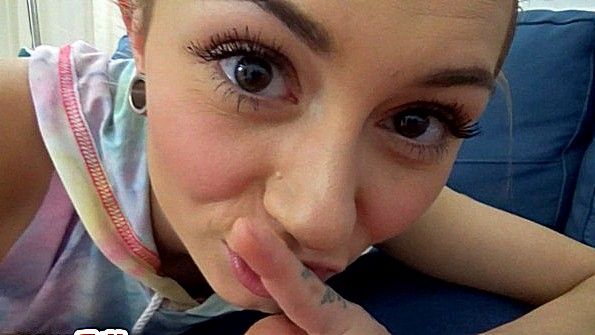 Шикарная пизда девицы получает трах от чувака